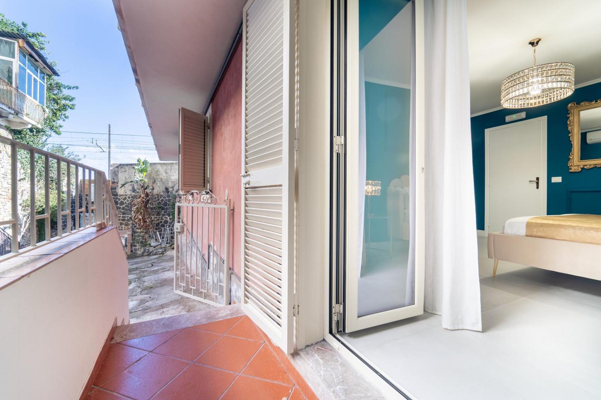 Johnny'S Suites Taormina Beach Bay Экстерьер фото