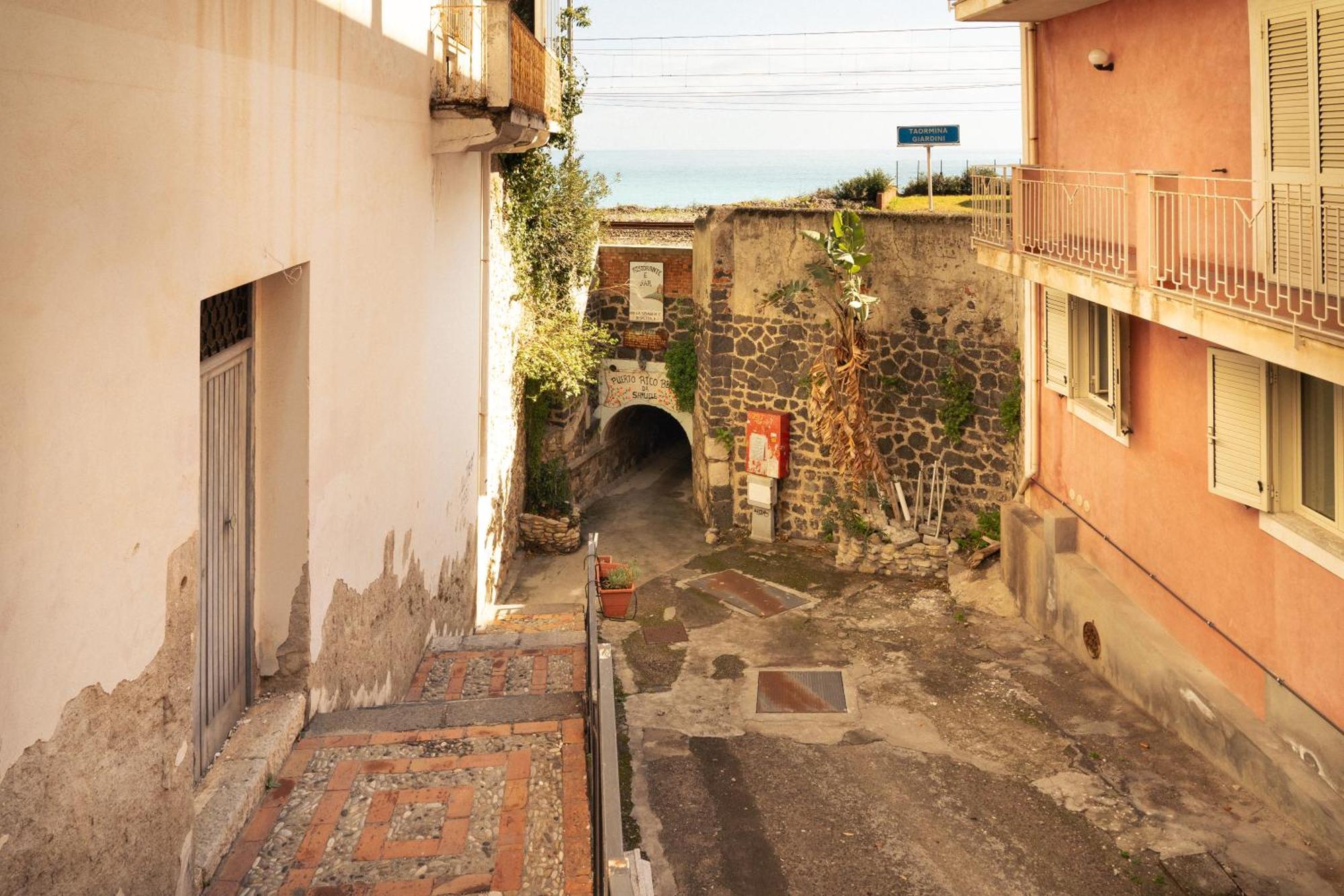 Johnny'S Suites Taormina Beach Bay Экстерьер фото